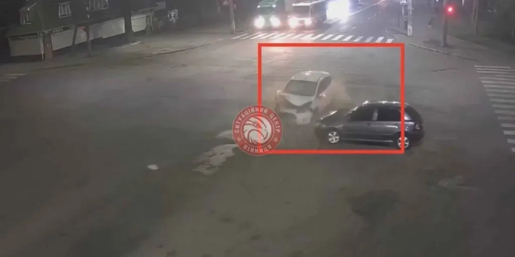 У Вінниці на перехресті зіткнулися Skoda та Ford: є постраждалі