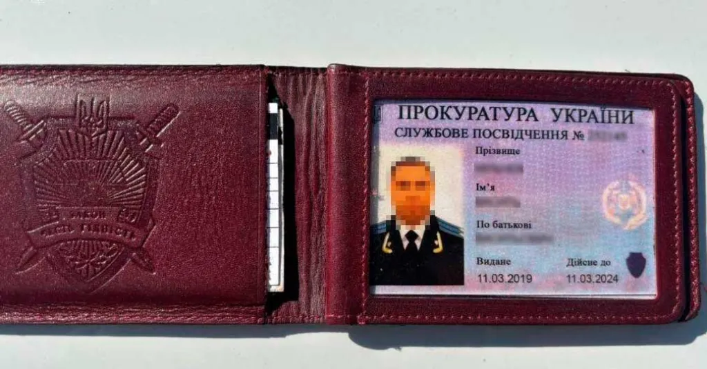 На Одещині чоловік з підробним посвідченням прокурора організовував переправлення людей за кордон