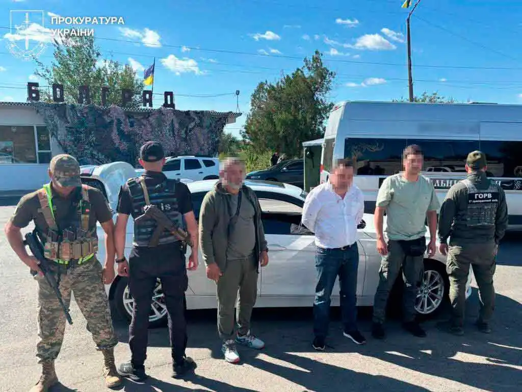 На Одещині чоловік з підробним посвідченням прокурора організовував переправлення людей за кордон
