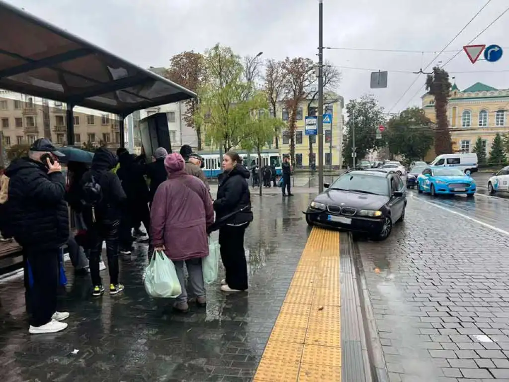 У центрі Вінниці BMW врізався в зупинку громадського транспорту
