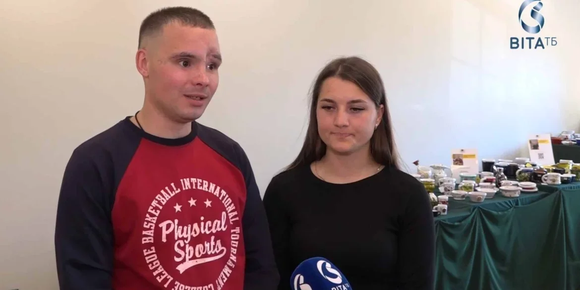 У Вінниці відкрили виставку глиняного посуду, створеного незрячими ветеранами
