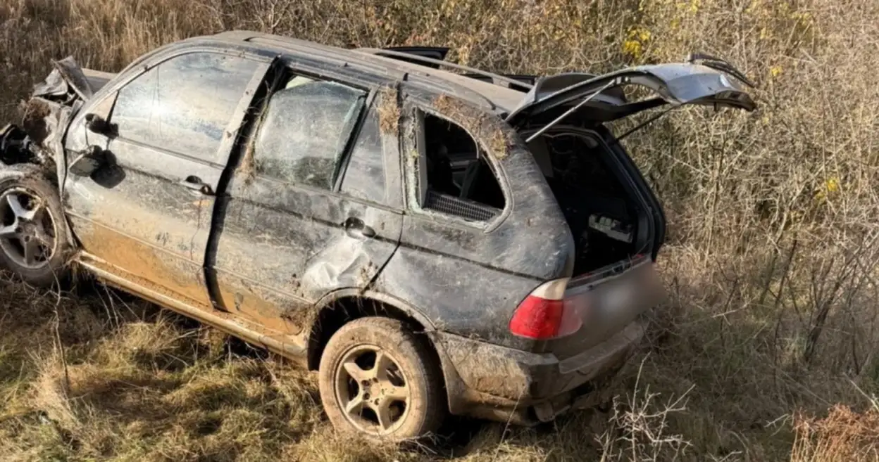 На Одещині семеро чоловіків на BMW X5 намагалися прорвати кордон і потрапили в аварію