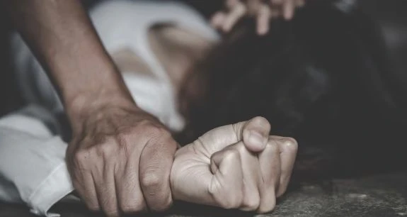За зґвалтування двох доньок на Хмельниччині судили багатодітного батька