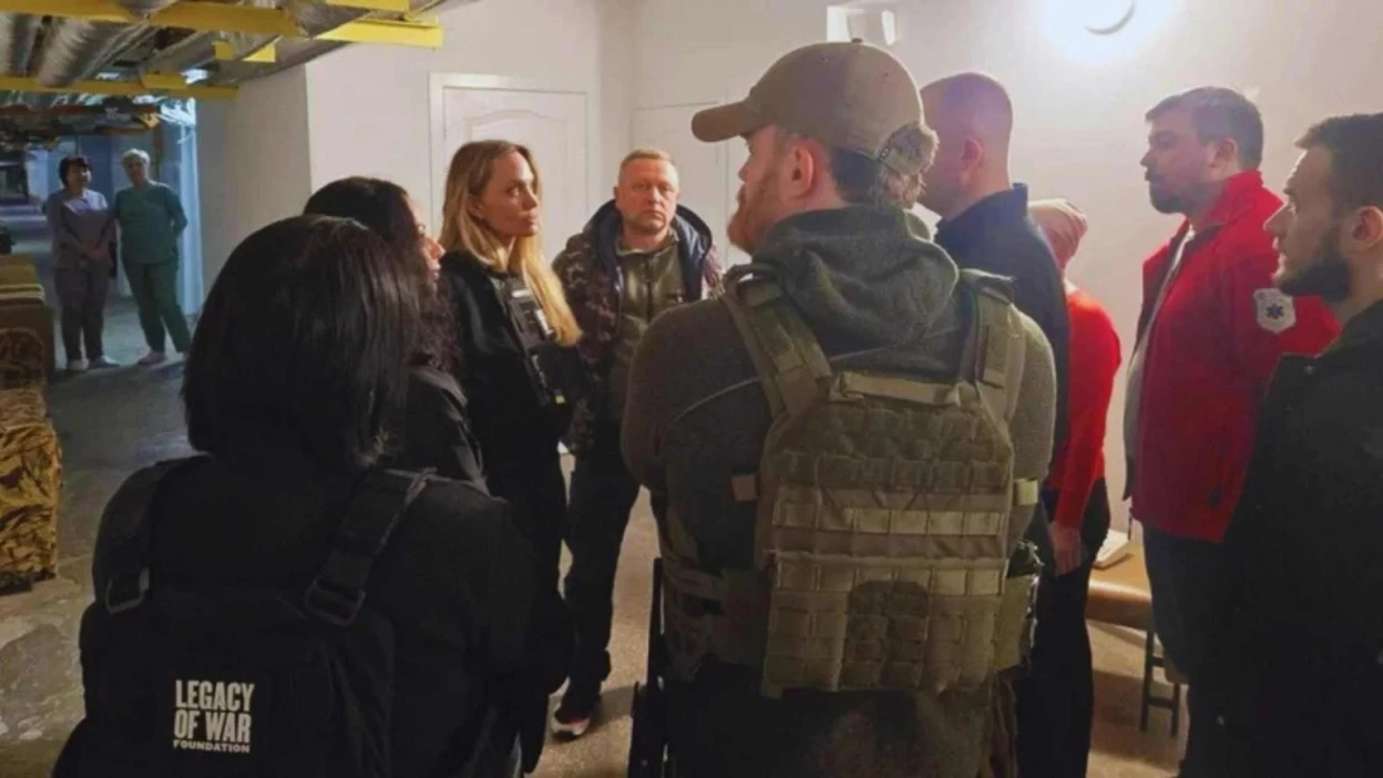 Анджеліна Джолі завітала до вінницького пабу та зробила замовлення