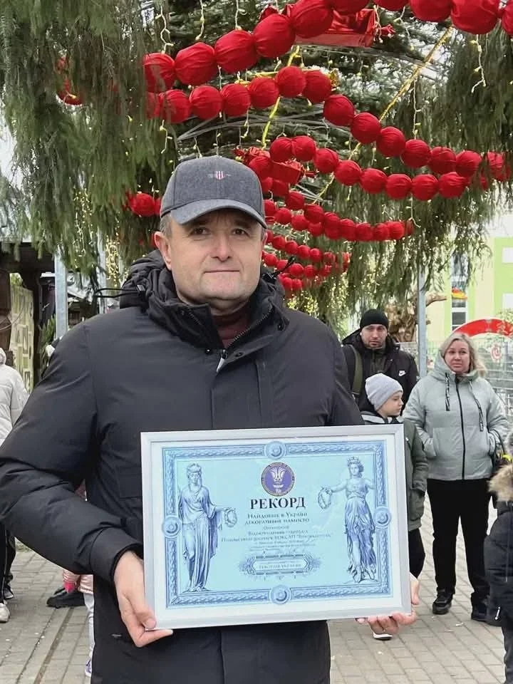 У Вінниці створили рекордне новорічне намисто завдовжки зі стадіон