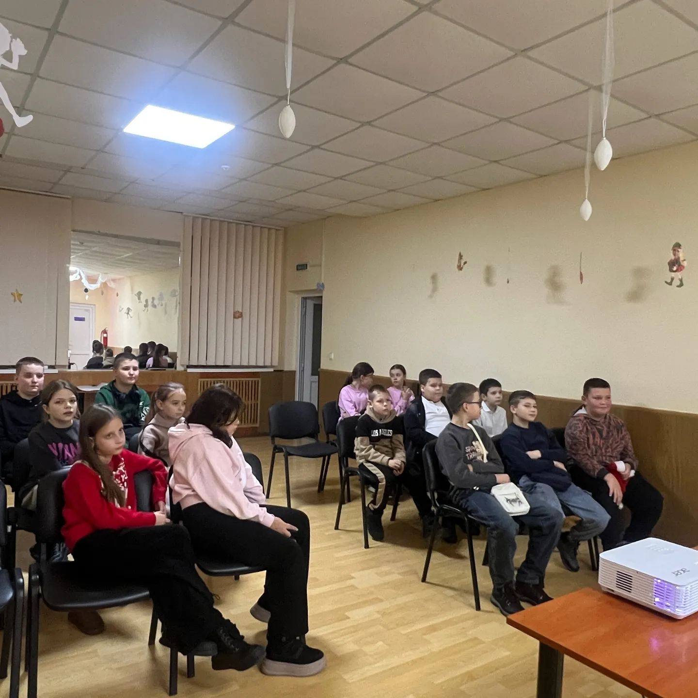 Новорічні розваги та англійська: у СКЦ “Плоскирів” влаштували святкове заняття