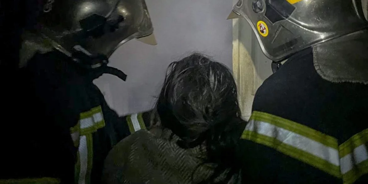 Кухонна пожежа у Вінниці: рятувальники вивели жінку з задимленого будинку