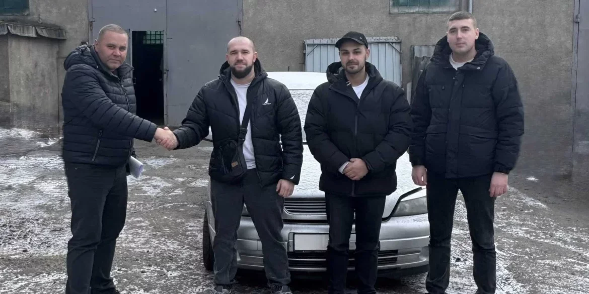 Вінницькі митники передали ЗСУ ще один автомобіль для фронту