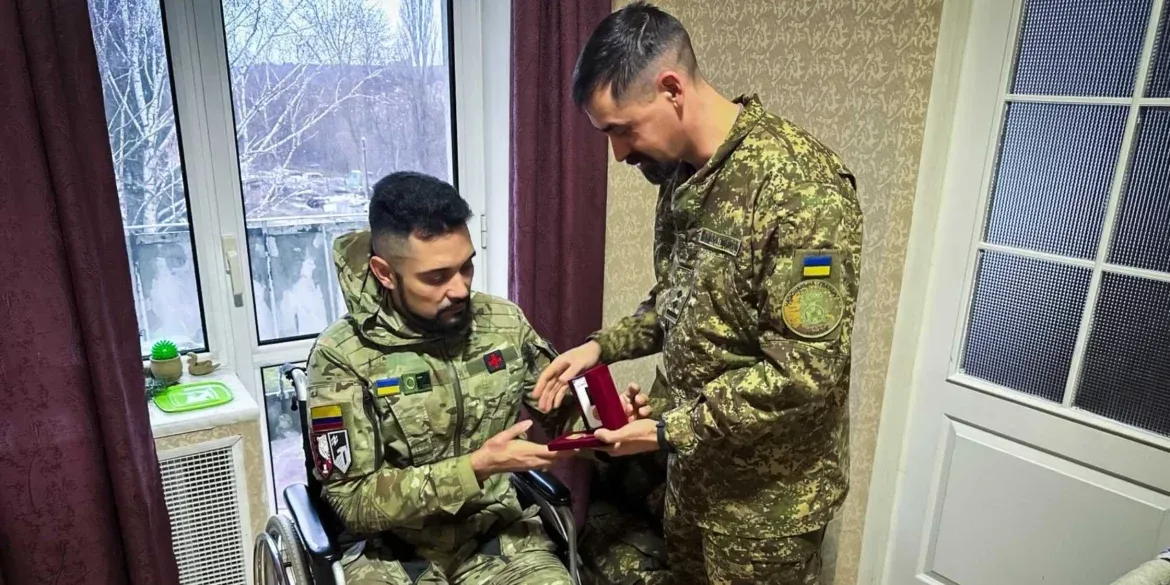 Нагороди в лікарняних палатах: поранених гвардійців «Червоної Калини» відзначили за службу