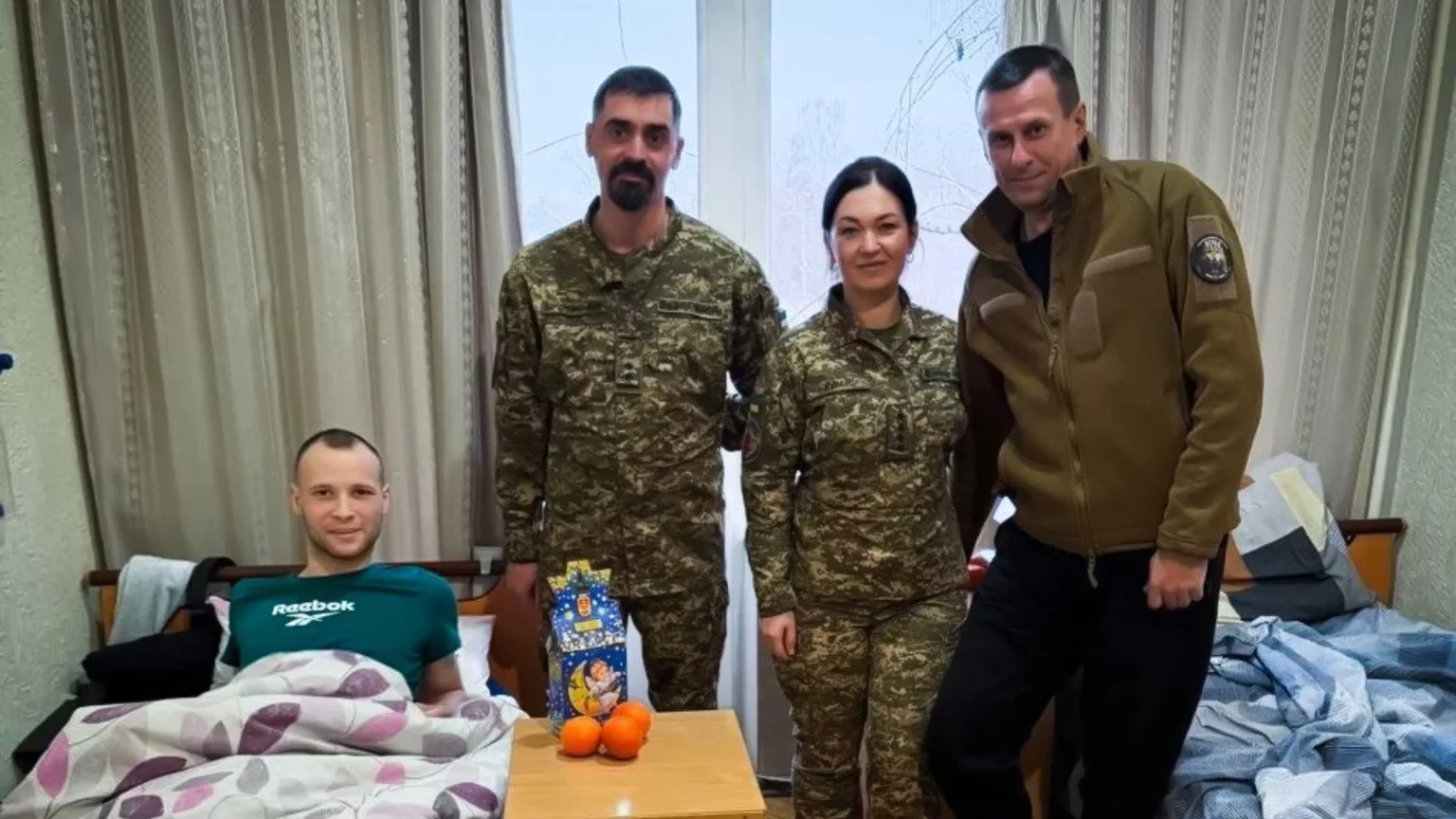 Нагороди в лікарняних палатах: поранених гвардійців «Червоної Калини» відзначили за службу