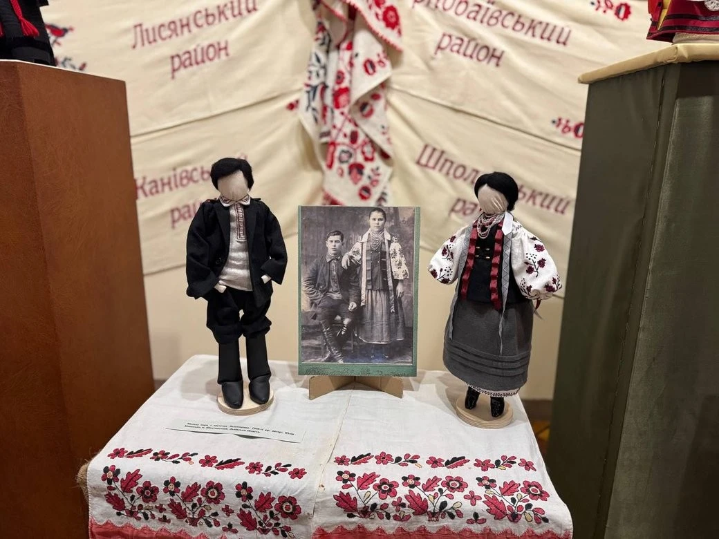 Ляльки як хроніка краю: у Черкасах відкрили виставку мотанок в одязі з архівних світлин