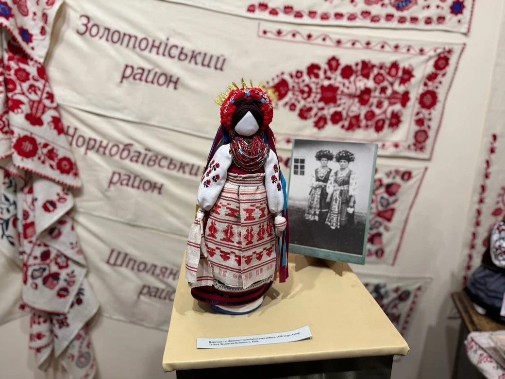 Ляльки як хроніка краю: у Черкасах відкрили виставку мотанок в одязі з архівних світлин