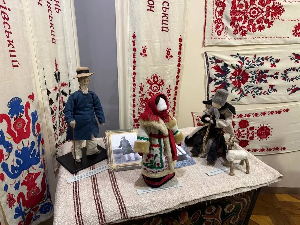Ляльки як хроніка краю: у Черкасах відкрили виставку мотанок в одязі з архівних світлин
