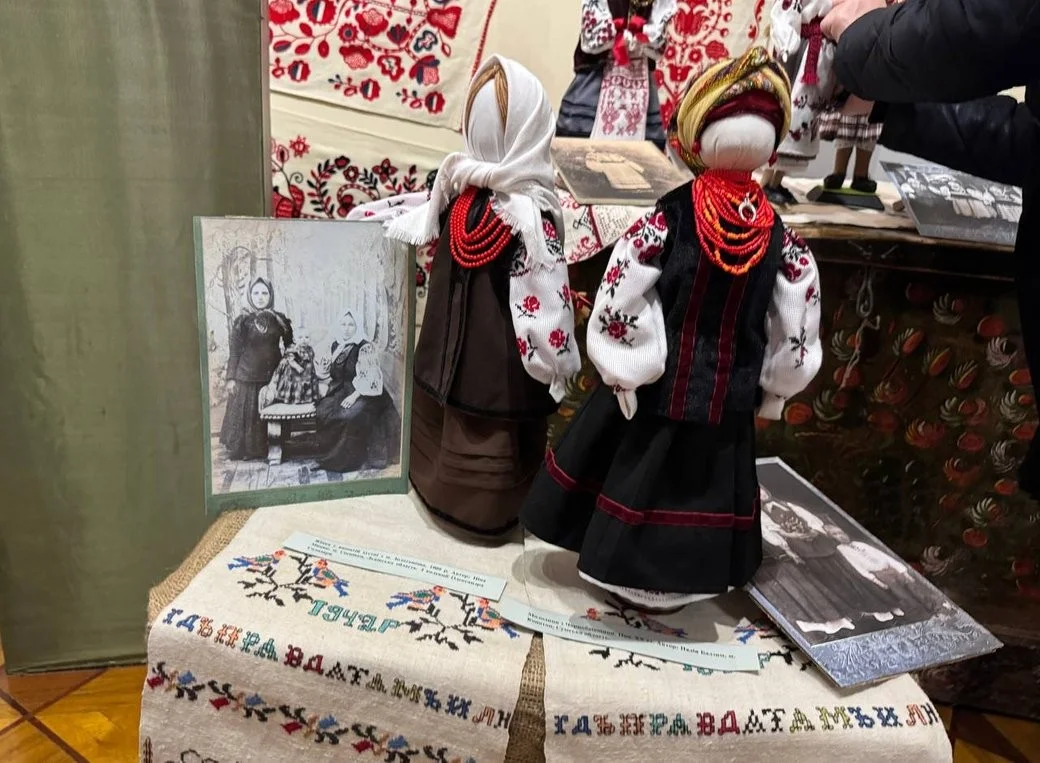 Ляльки як хроніка краю: у Черкасах відкрили виставку мотанок в одязі з архівних світлин