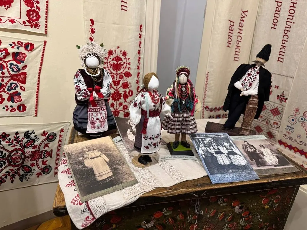 Ляльки як хроніка краю: у Черкасах відкрили виставку мотанок в одязі з архівних світлин