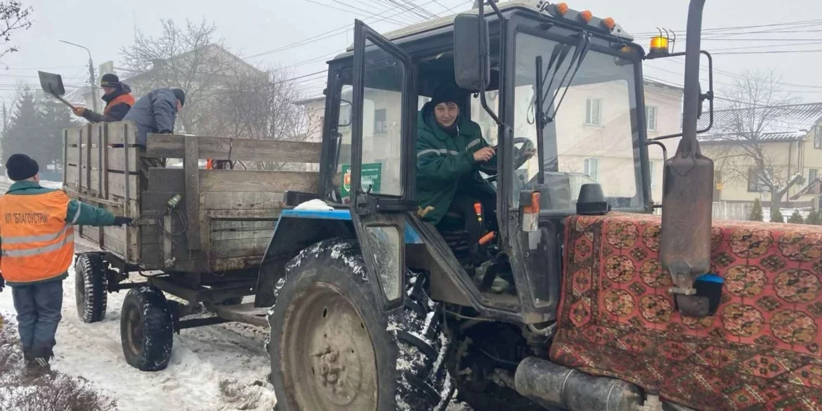 Зі скутера на трактор: як у Калинівці жінка стала опорою комунальників узимку