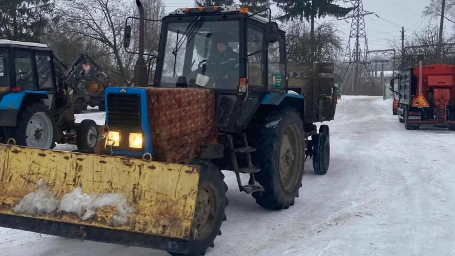 Зі скутера на трактор: як у Калинівці жінка стала опорою комунальників узимку