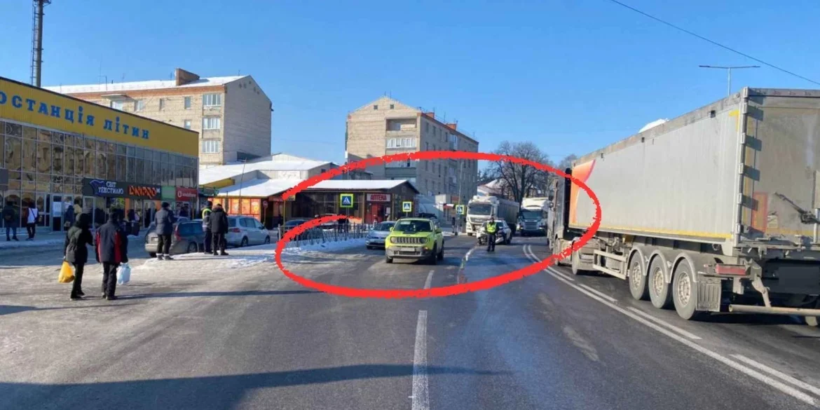 У Літині зіткнулися три авто, серед них — службовий транспорт поліції