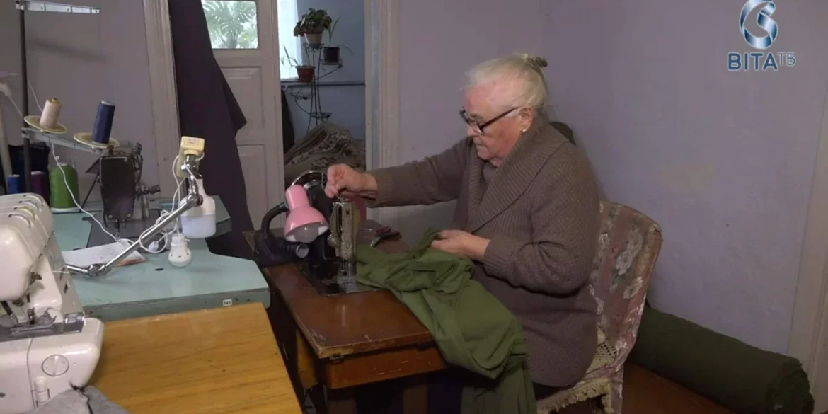 85-річна майстриня з Вінниччини щодня працює для фронту