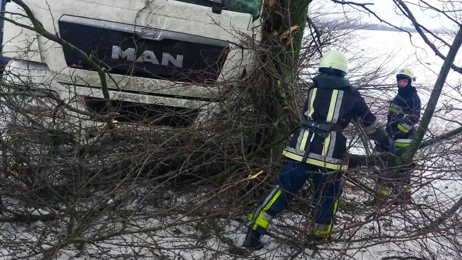 Снігопади ставлять виклик: як рятувальники Вінниччини витягали авто із заметів