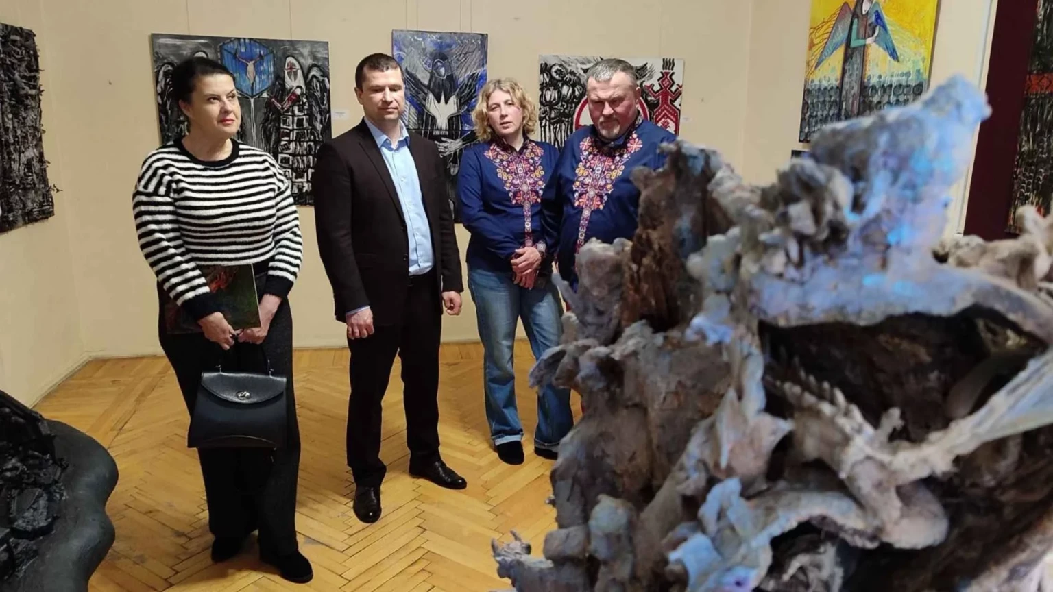 Коли страждає земля: у Вінниці презентували мистецький проєкт про війну і природу