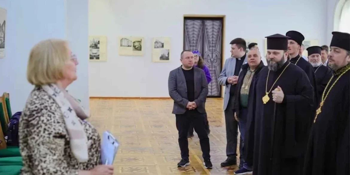 Трагедія культурної спадщини Сходу: у Вінниці презентували виставку про руйнування Святогірського заповідника