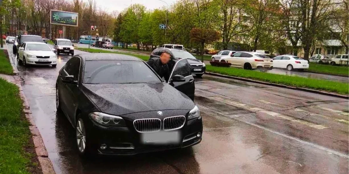 Напад на інспекторку з паркування у Вінниці: водій BMW застосував силу замість оплати штрафу
