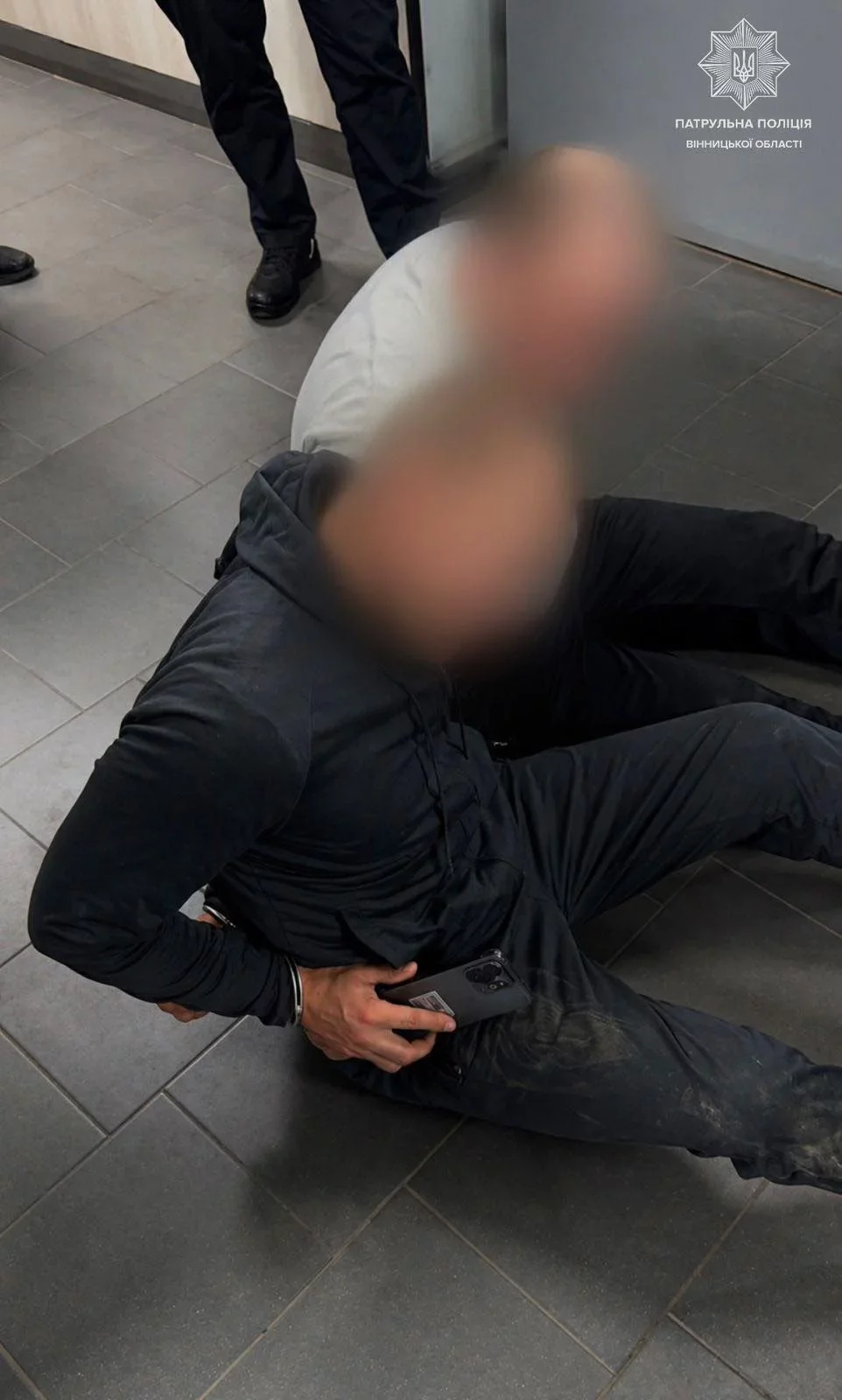 Шість адмінпротоколів на двох: вінницькі патрульні зупинили нетверезий дебош у під’їзді