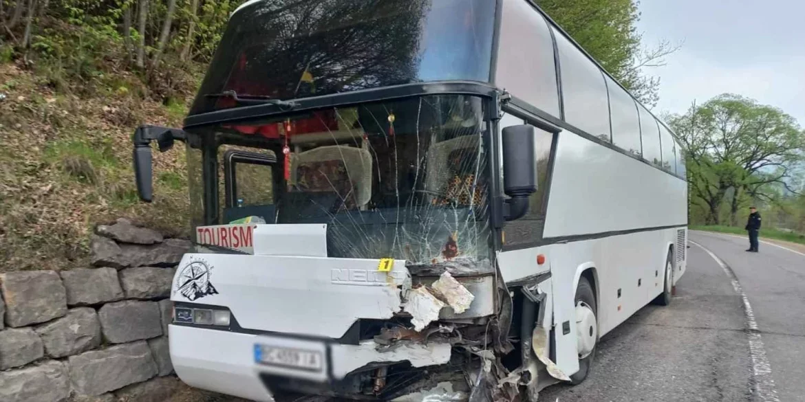 Двоє вінничан потрапили в лікарню після падіння автівки у річку Прут