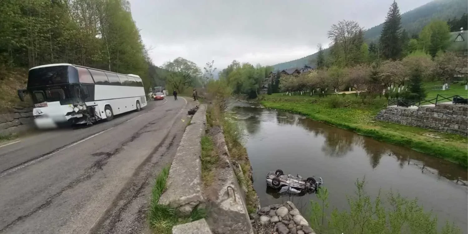 Двоє вінничан потрапили в лікарню після падіння автівки у річку Прут