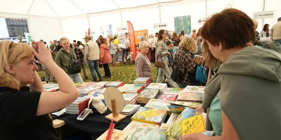 Книги, що лікують душі: як благодійний VinBookFest об’єднав у Вінниці зіркових авторів та допоміг ЗСУ
