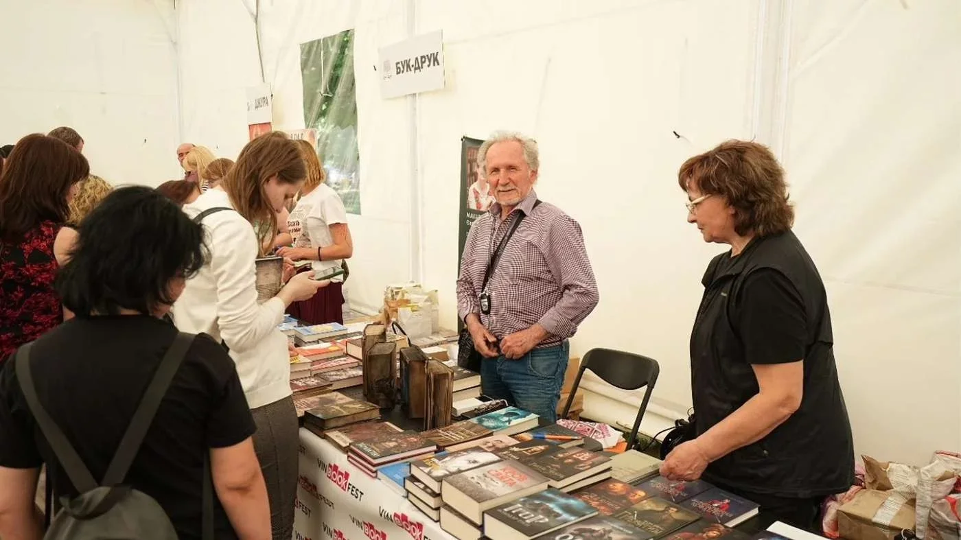Книги, що лікують душі: як благодійний VinBookFest об’єднав у Вінниці зіркових авторів та допоміг ЗСУ