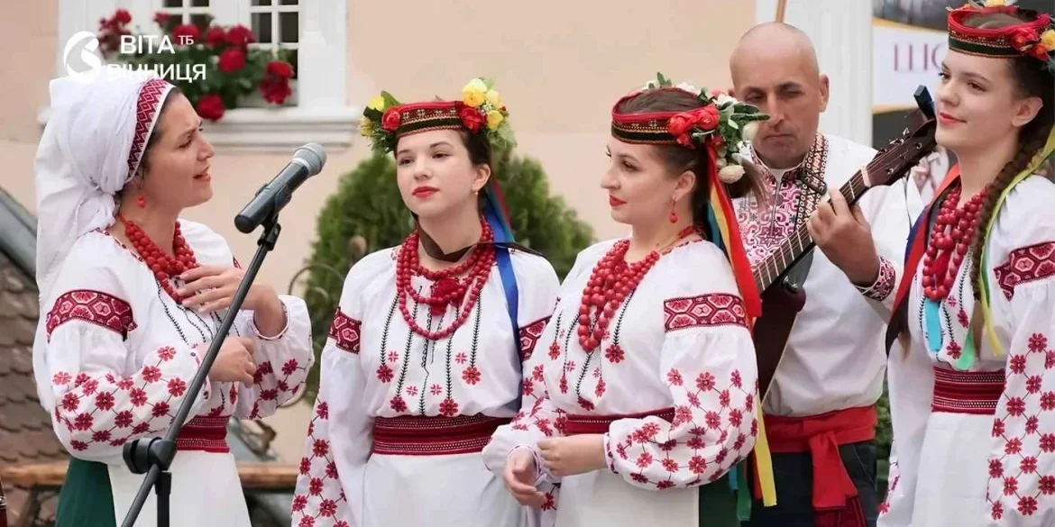 Подільська автентика в Ужгороді: вокальний ансамбль виборов золото на благодійному фестивалі