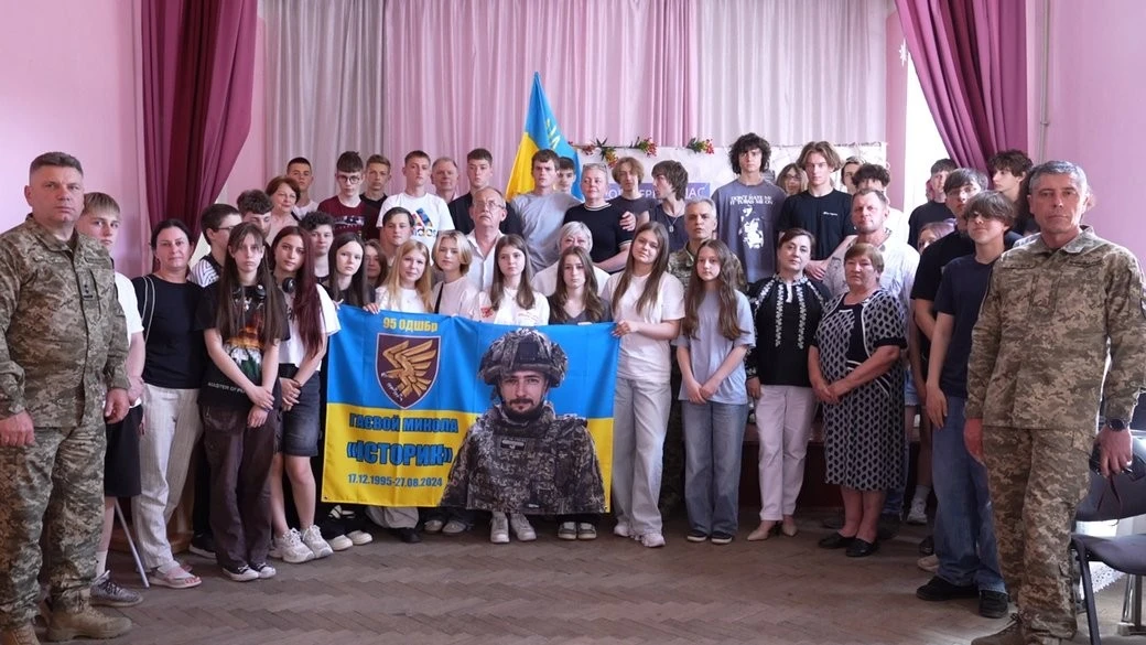 Патріотичні уроки пам’яті: в ужгородському ліцеї згадали полеглих на війні випускників