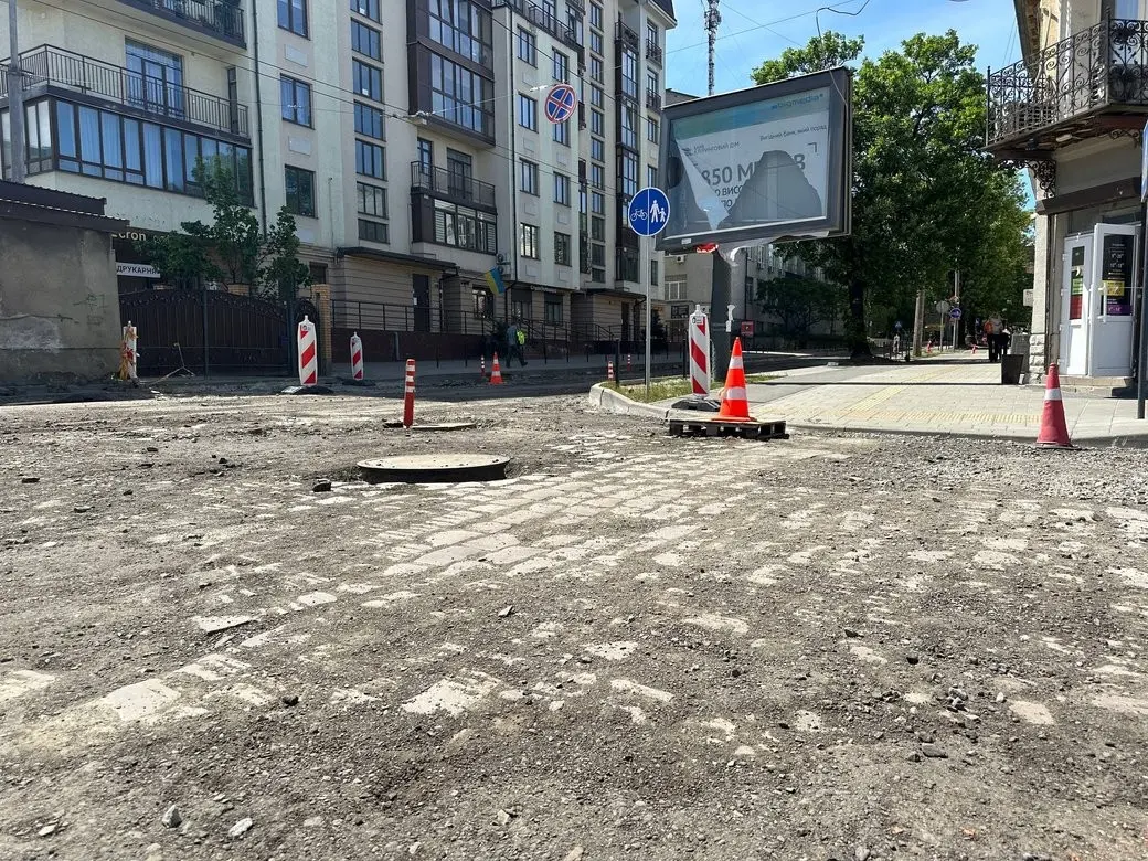 Майже 21 тисяча квадратів у резерві: у Львові знайшли заховану під асфальтом історичну бруківку