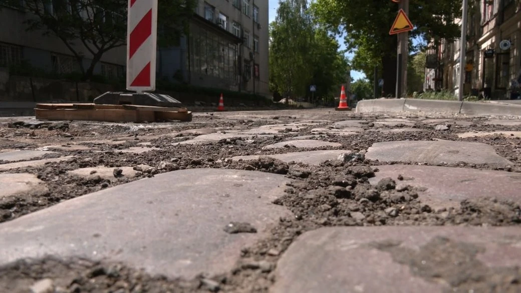 Майже 21 тисяча квадратів у резерві: у Львові знайшли заховану під асфальтом історичну бруківку