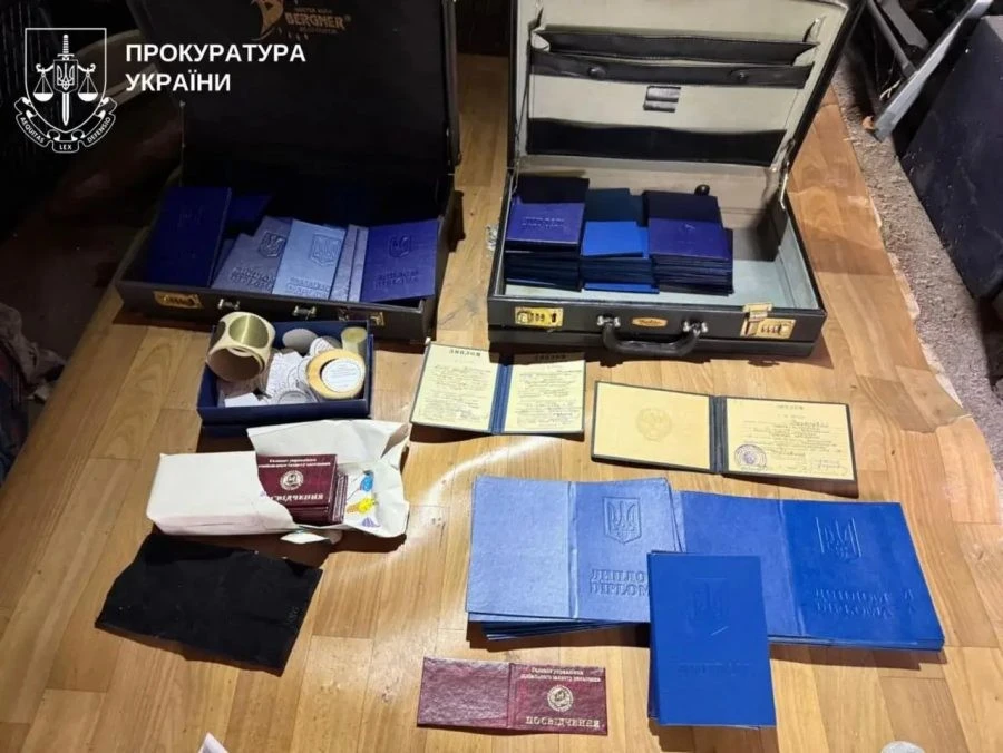 Правоохоронці розкрили підпільний конвеєр держдокументів із захистом