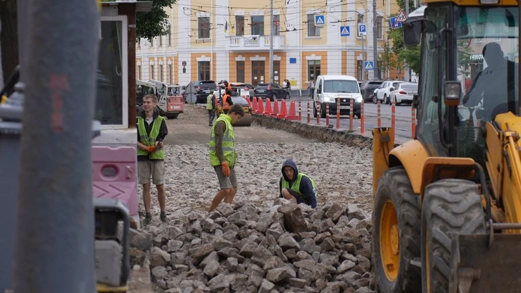 Вінницьку бруківку перекладають наново: головну артерію міста частково перекрили до середини липня