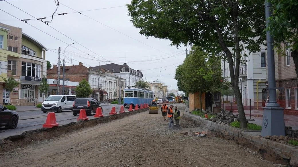 Вінницьку бруківку перекладають наново: головну артерію міста частково перекрили до середини липня