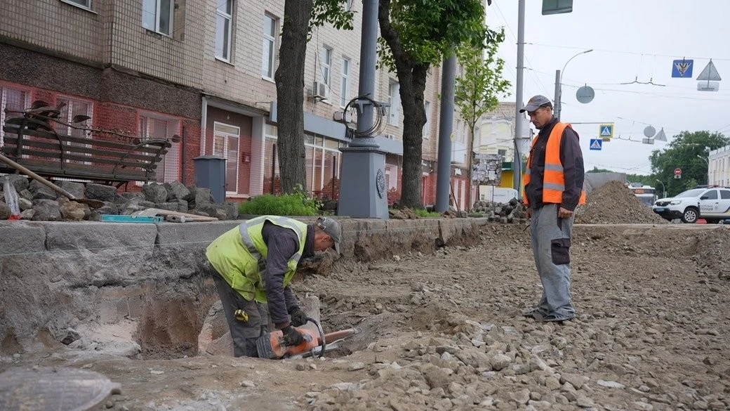 Вінницьку бруківку перекладають наново: головну артерію міста частково перекрили до середини липня