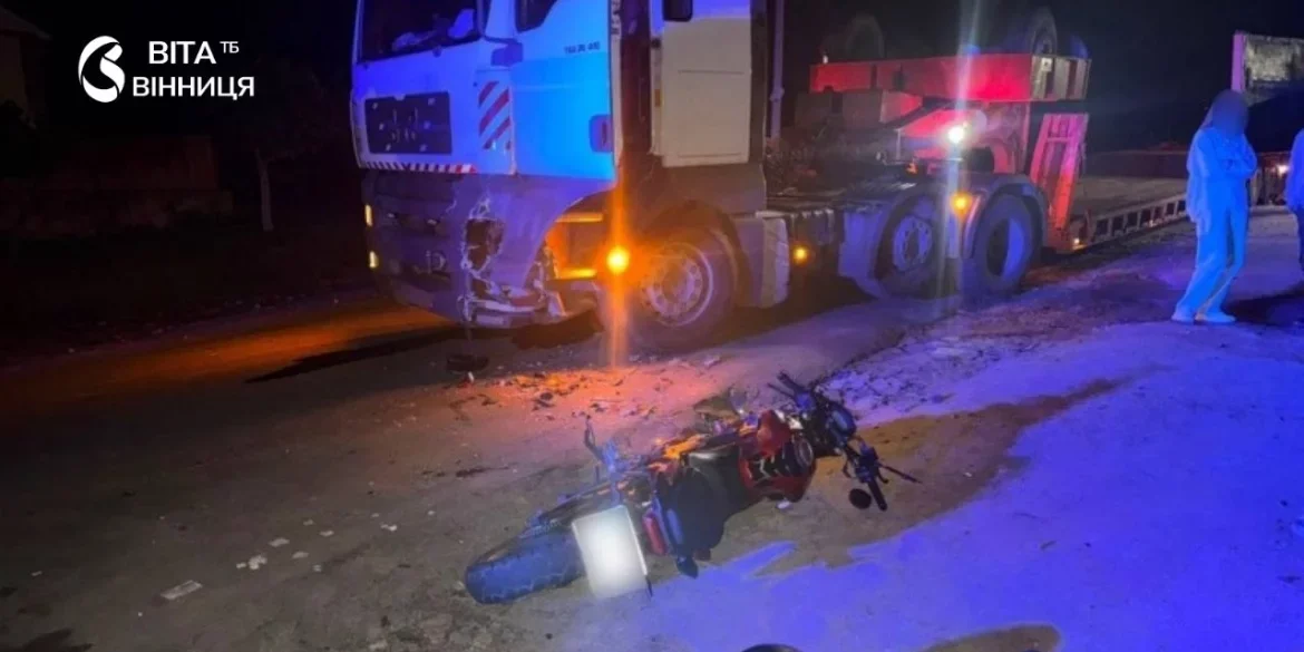 Трагедія на дорозі у Мазурівці: неповнолітній мотоцикліст опинився в лікарні після зіткнення з вантажівкою