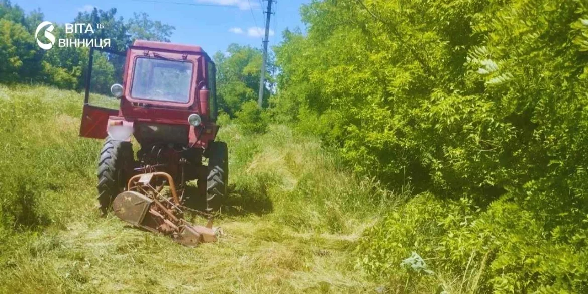 Трагедія під час польових робіт на Вінниччині: під колеса косарки потрапив чоловік
