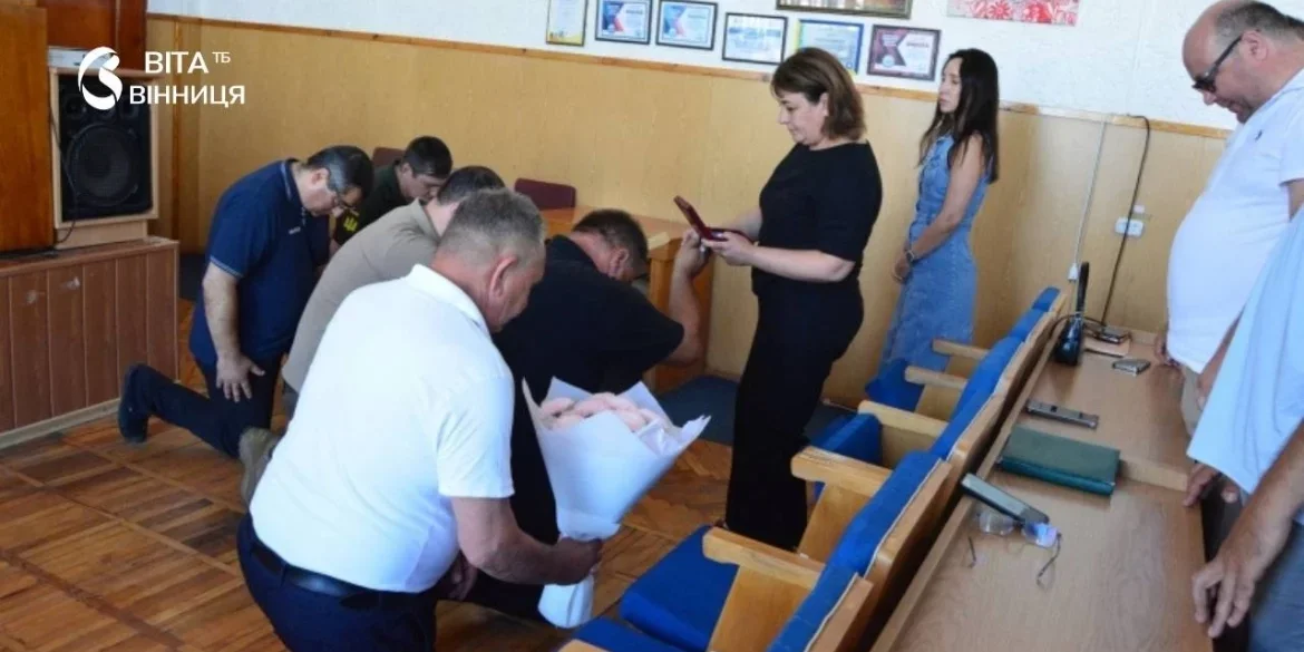 Медаль «Лицарський хрест» вручили сестрі полеглого на Харківщині воїна Тараса Більмака