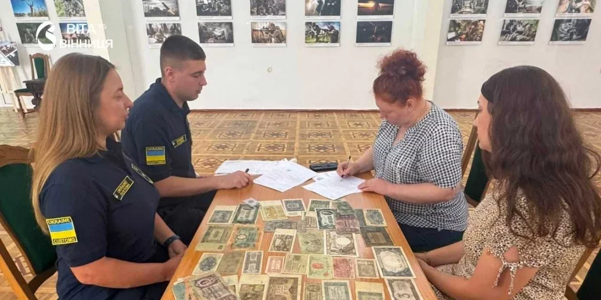 Контрабандні скарби залишаються в Україні: митники передали закладам культури старовинну колекцію
