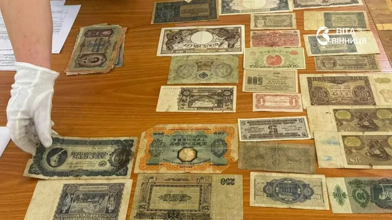 Контрабандні скарби залишаються в Україні: митники передали закладам культури старовинну колекцію