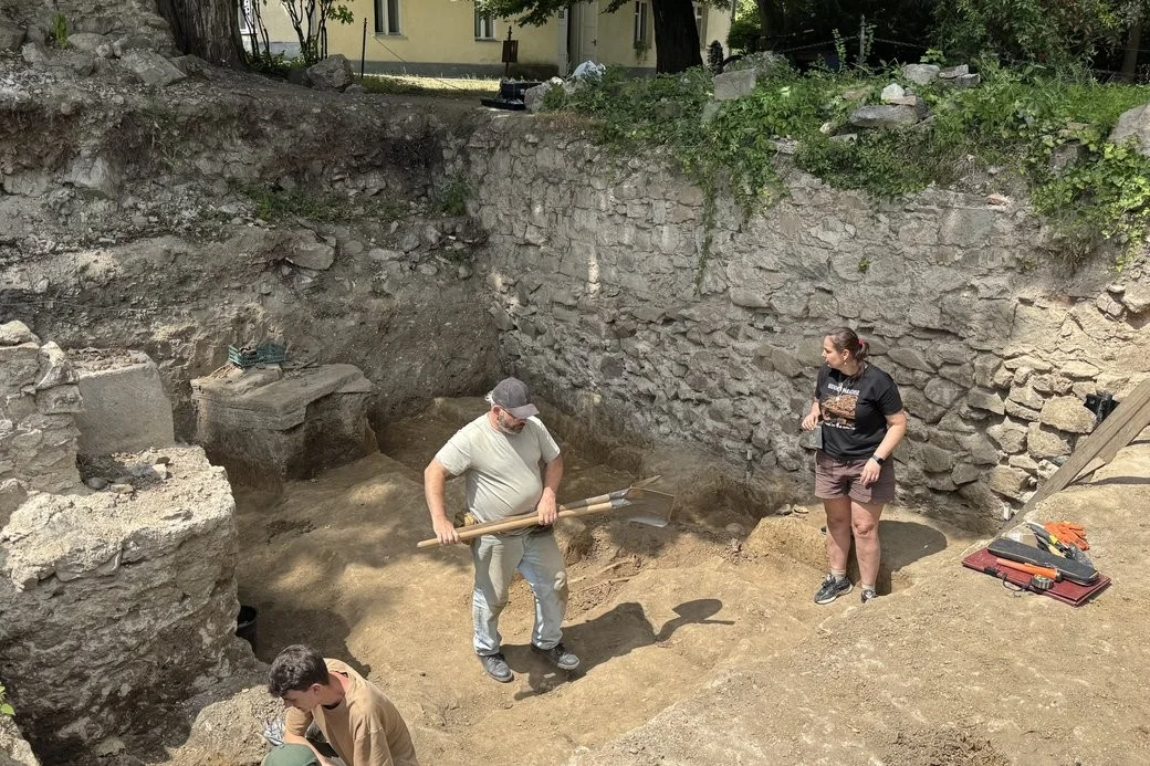 Таємниці Ужгородського замку: під фундаментом старого храму розкопали релігійне поховання XVII сторіччя