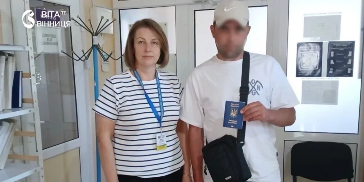 Відновлення прав після чотирьох років неволі: на Вінниччині захиснику виготовили паспорт